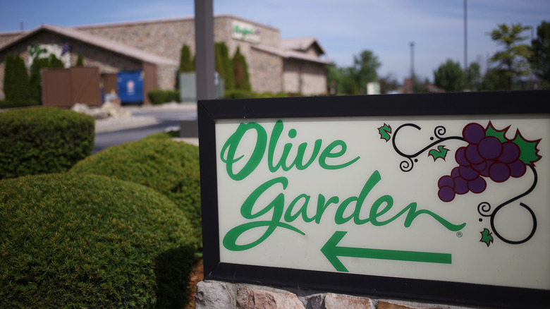 Olive Garden sign with arrow