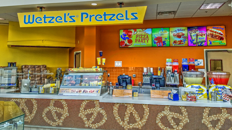 A Wetzel's Pretzels' mall location