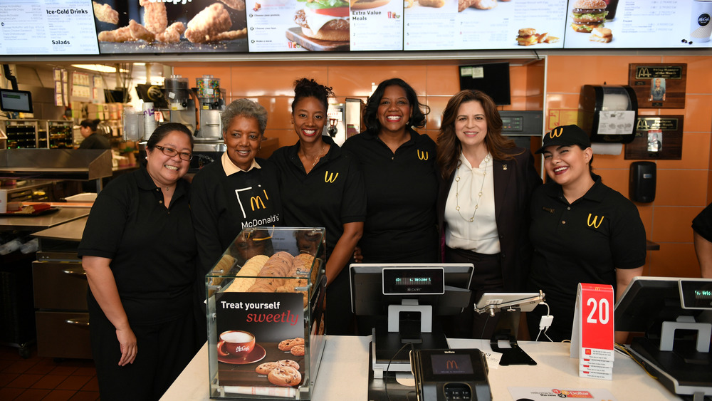 line of mcdonald's employees