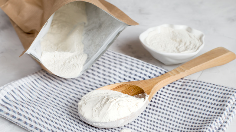 Xanthan gum on a wooden spoon