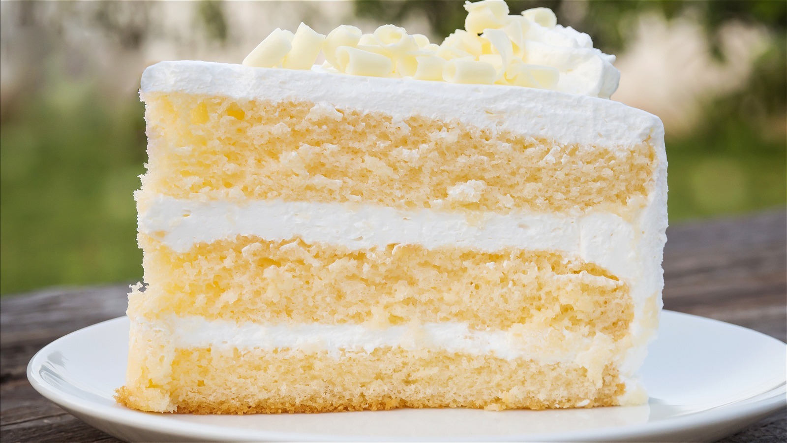 White and yellow cake | Yellow birthday cakes, 50th anniversary cakes,  Buttercream cake decorating