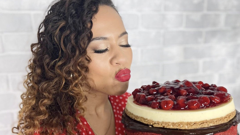 Yolanda Gampp smooching a cheesecake