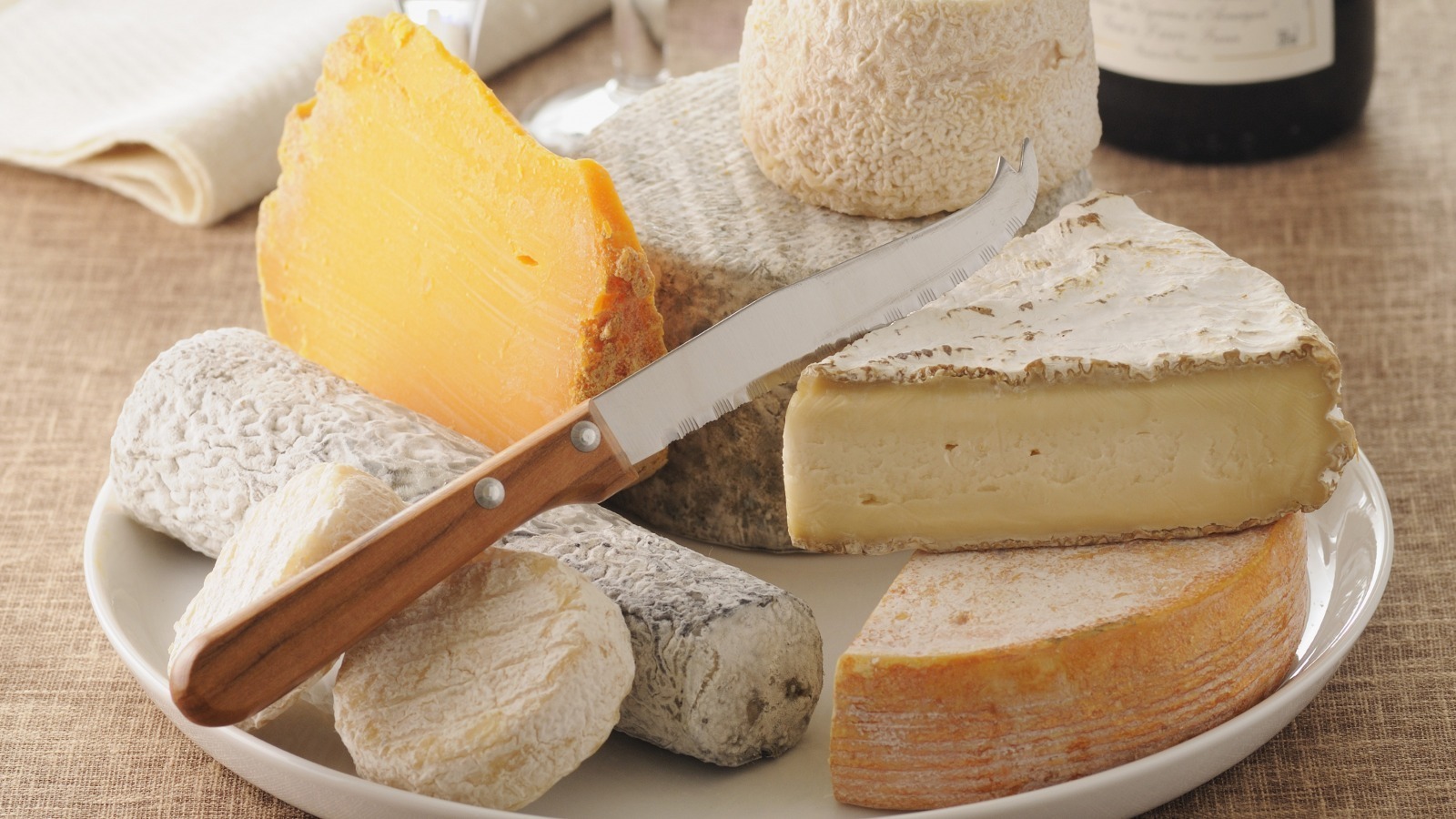 you-can-eat-all-the-parts-of-a-cheese-according-to-french-etiquette