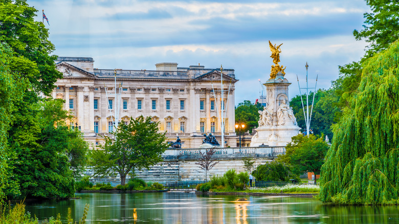 Buckingham Palace and pond