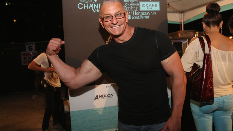 Robert Irvine flexing his bicep