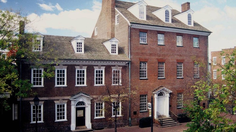 Exterior of Gadsby's Tavern and Museum in Alexandria, Virginia