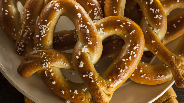 soft pretzels with salt