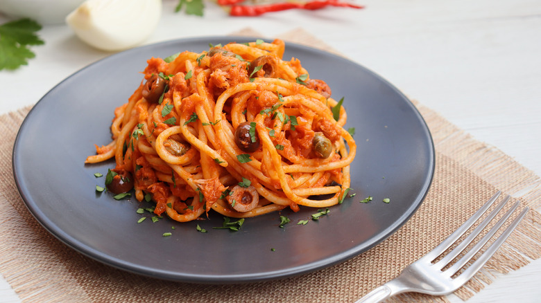 Spaghetti with canned tuna