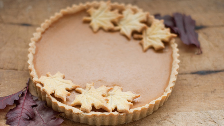 Pumpkin pie with leaves