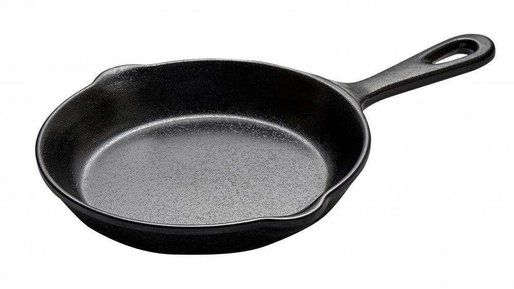 https://www.mashed.com/img/gallery/you-should-never-make-scrambled-eggs-in-a-cast-iron-skillet-heres-why/intro-1592591614.jpg