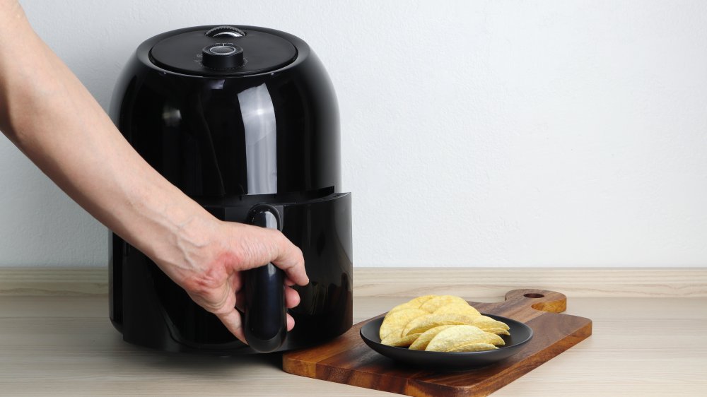 https://www.mashed.com/img/gallery/you-should-never-put-olive-oil-in-an-air-fryer-heres-why/intro-1600796344.jpg