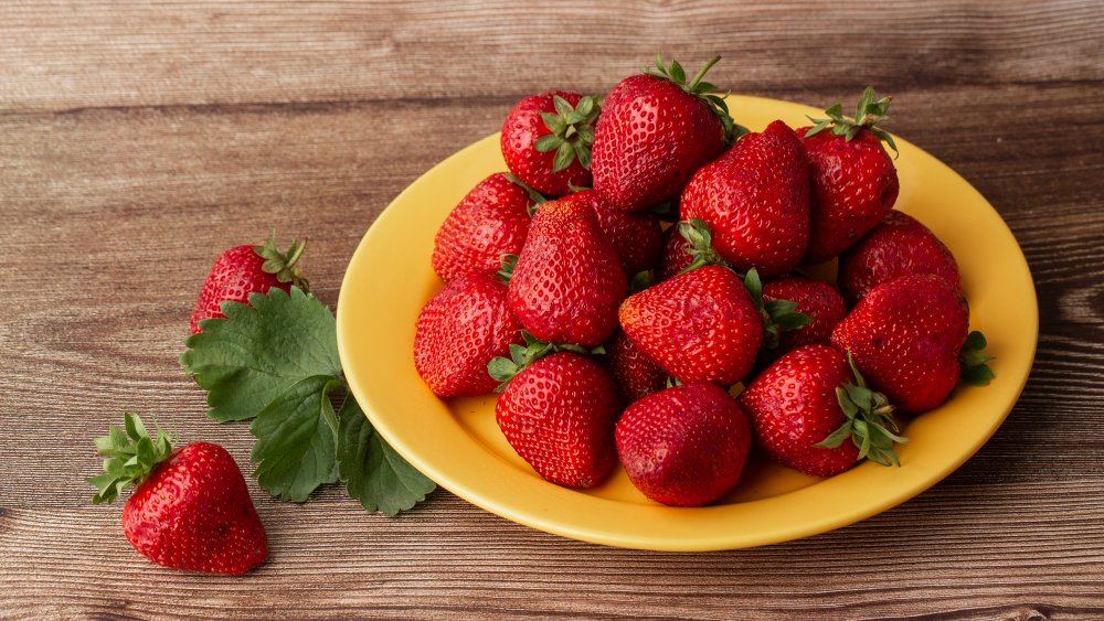 Strawberries with leaves 