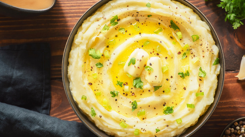 Mashed potatoes with herbs and butter