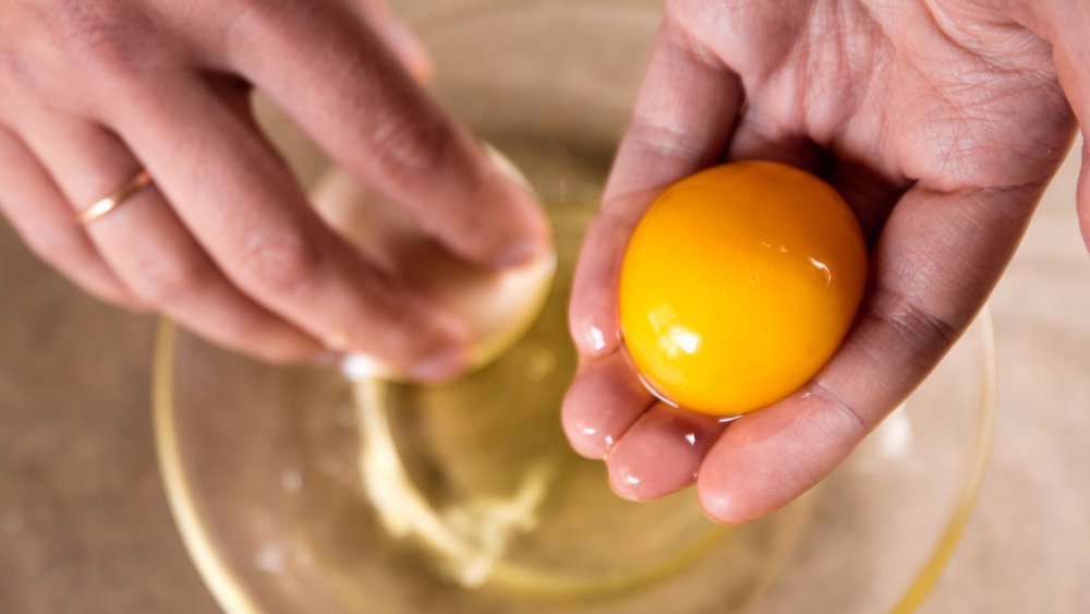 separating an egg