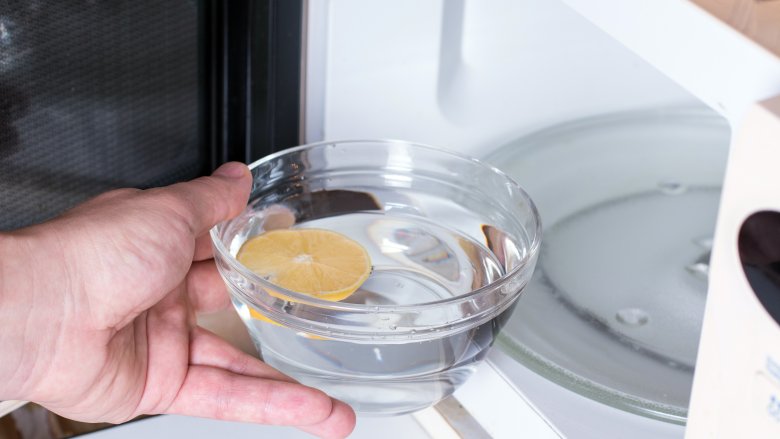 cleaning microwave with lemon water